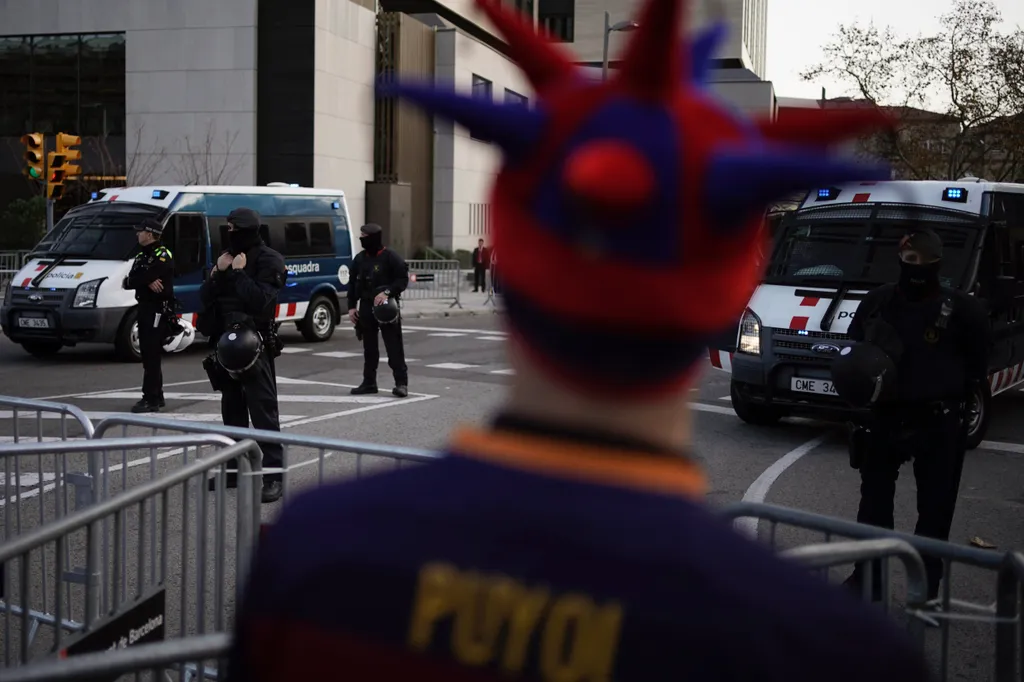 Barcelona, 2019. december 18.
Rendőrök biztosítják a barcelonai Camp Nou stadion környékét a spanyol labdarúgó-bajnokság, a La Liga Barcelona - Real Madrid mérkőzése előtt 2019. december 18-án. A bajnokság El Clásico néven ismert csúcsrangadóját fokozott 