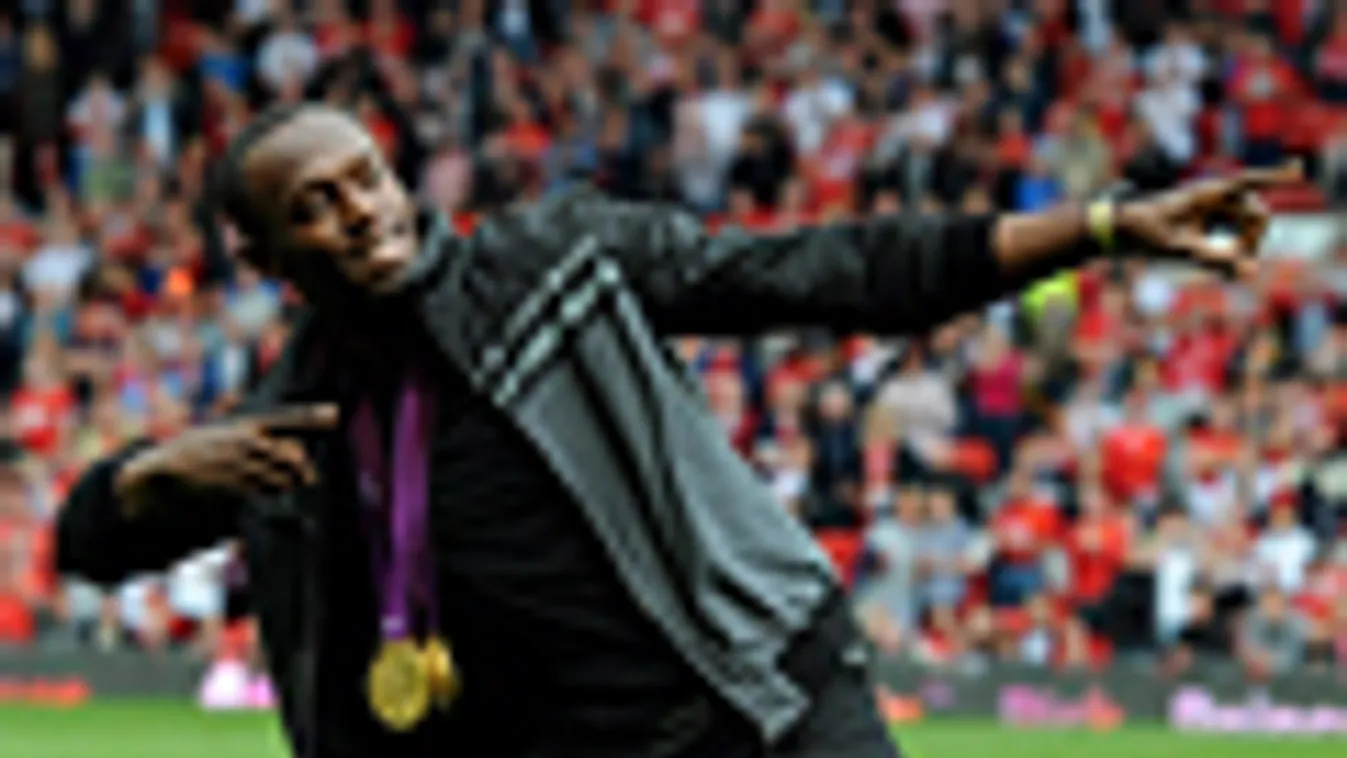 .
Usain Bolt olimpiai és világbajnok jamaicai rövidtávfutó a 2012-es londoni nyári olimpián szerzett aranyérmeivel, mielőtt megkezdődik az angol első osztályú labdarúgó-bajnokság második fordulójában játszott Manchester United &#8211; Fulham mérkőzés 