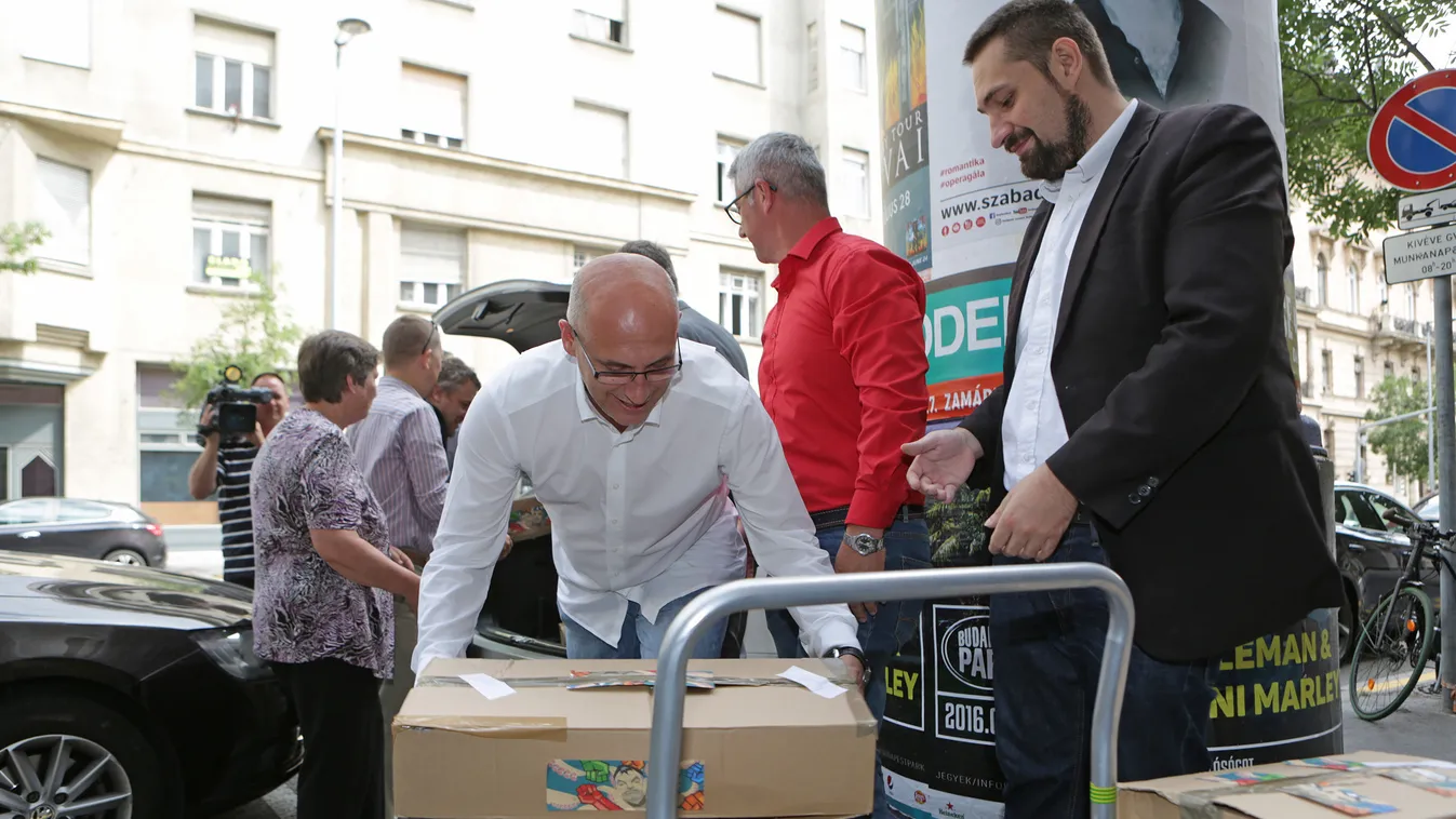 MSZP földeladások elleni népszavazást kérő petíciók leadása a Nemzeti Választási Irodánál 2016 június 28. NVI 
