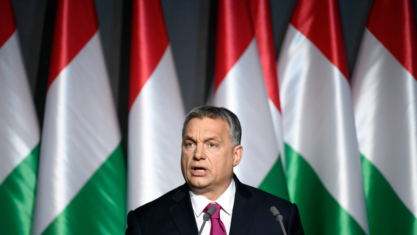 Orbán Viktor évértékelő beszéd Közéleti személyiség foglalkozása magyar zászló miniszterelnök politikus SZEMÉLY SZIMBÓLUM zászló 