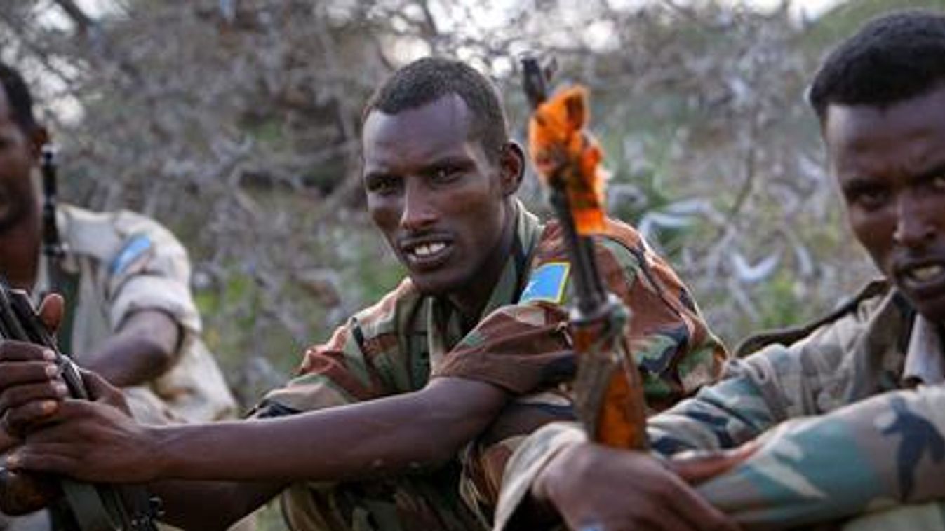 Al Kaida, a szomáliai nemzeti hadsereg katonái Elasha Biyaha város mellett, Al-Shabaab terroristákra vadásznak 