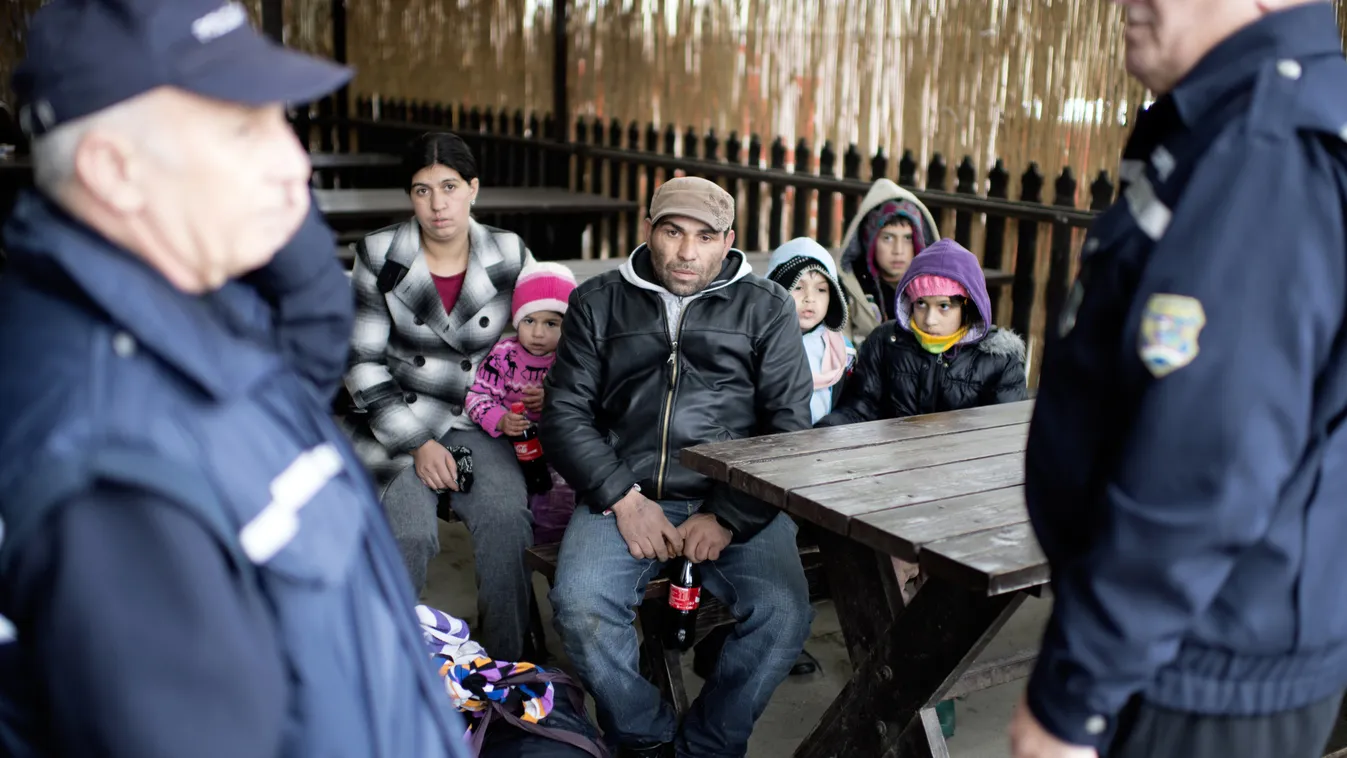 Túró Istvás polgárőr hívja a szegedi HRK ügyeletét,az egyik röszkei kocsmához ahovái egy koszovói menekült család sétált be. 
