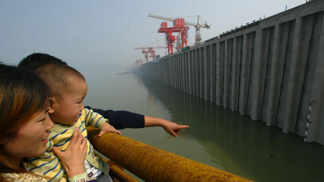 Három-szurdok-gát Kína Hupej tartományában, a Jangce folyón épített vízerőmű.  Three Gorges Dam china, kína China Three Gorges Water Level Rises To 156 M Horizontal 