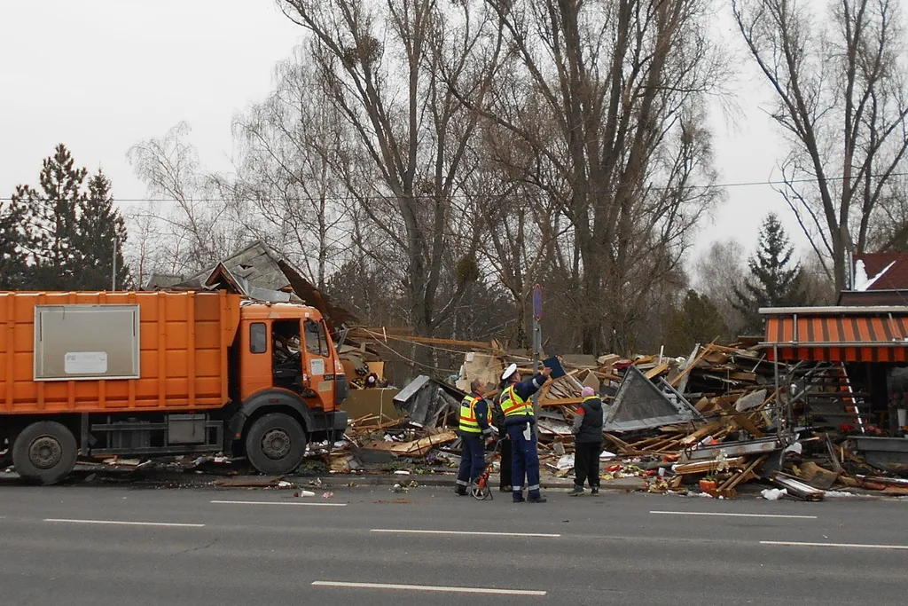 Egy kukásautó teljesen letarolt egy virágboltot, az út lezárva egy órája. 