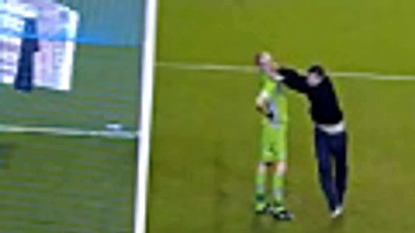 Chris Kirkland kapust leütötte egy szurkoló a másodosztályú Sheffield Wednesday-Leeds United meccsen