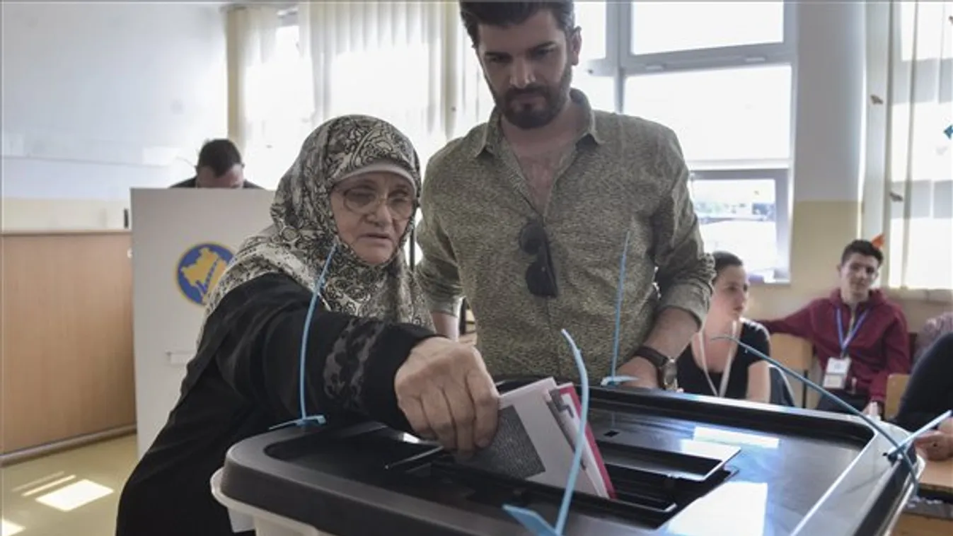 ristina, 2017. június 11. Egy férfi leadja voksát egy pristinai szavazóhelyiségben 2017. június 11-én, a koszovói előrehozott parlamenti választások napján. A választásokat azt követően írták ki, hogy a törvényhozók május 10-én bizalmatlansági indítványt 
