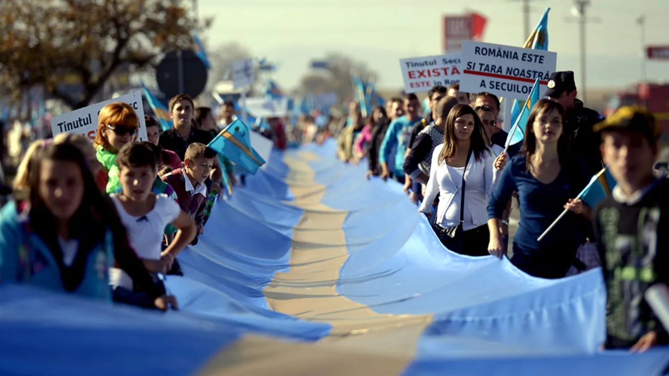 székelyek menete, székelyek, székelyföld, autonómia, Helybéliek egy 250 méter hosszú székely zászlót feszítenek ki a Réty és Maksa közötti úton, a Székelyek nagy menetelésén 2013. október 27-én 