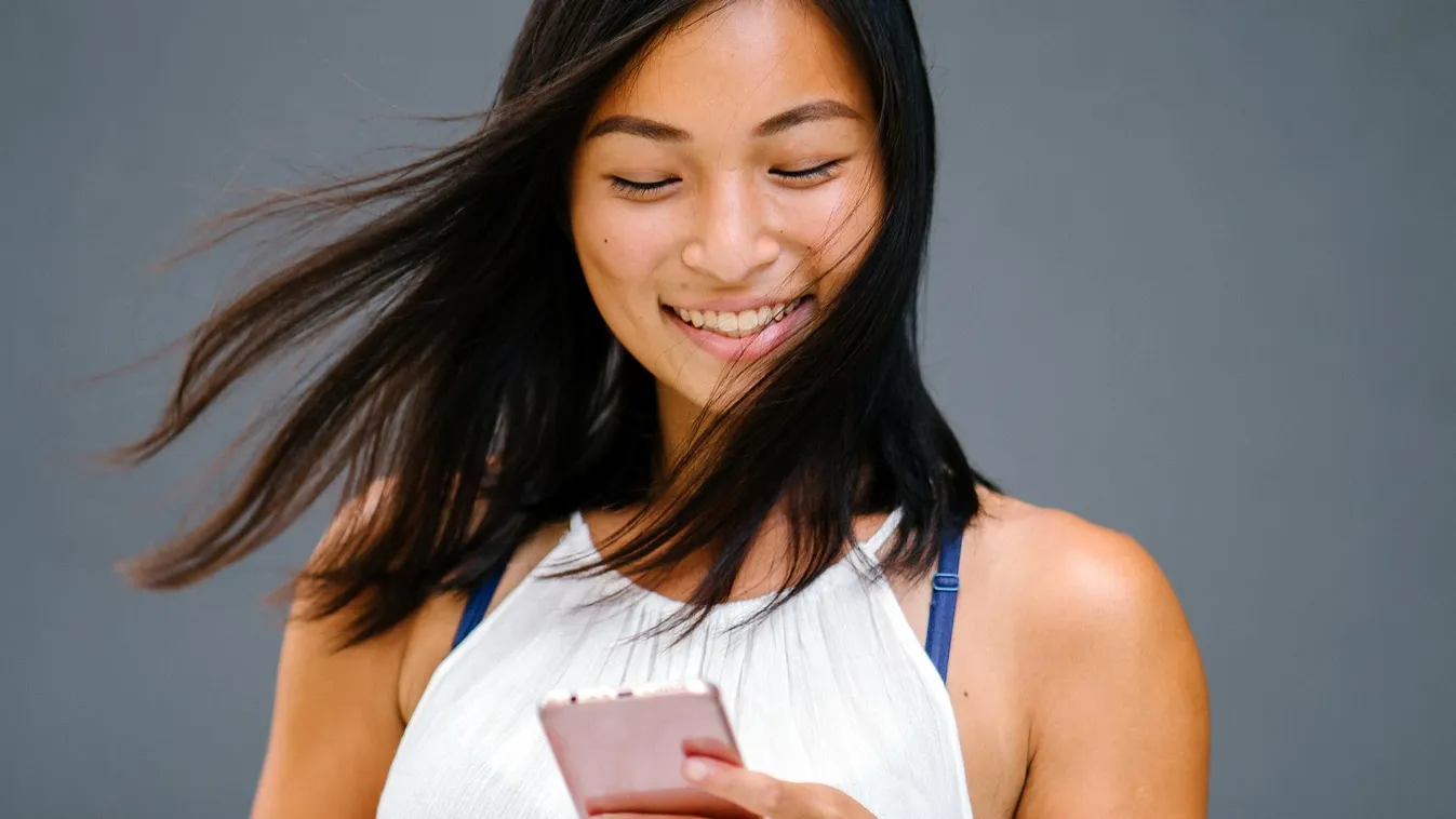 okostelefon mobilozás mobilnet tini tinédzser 