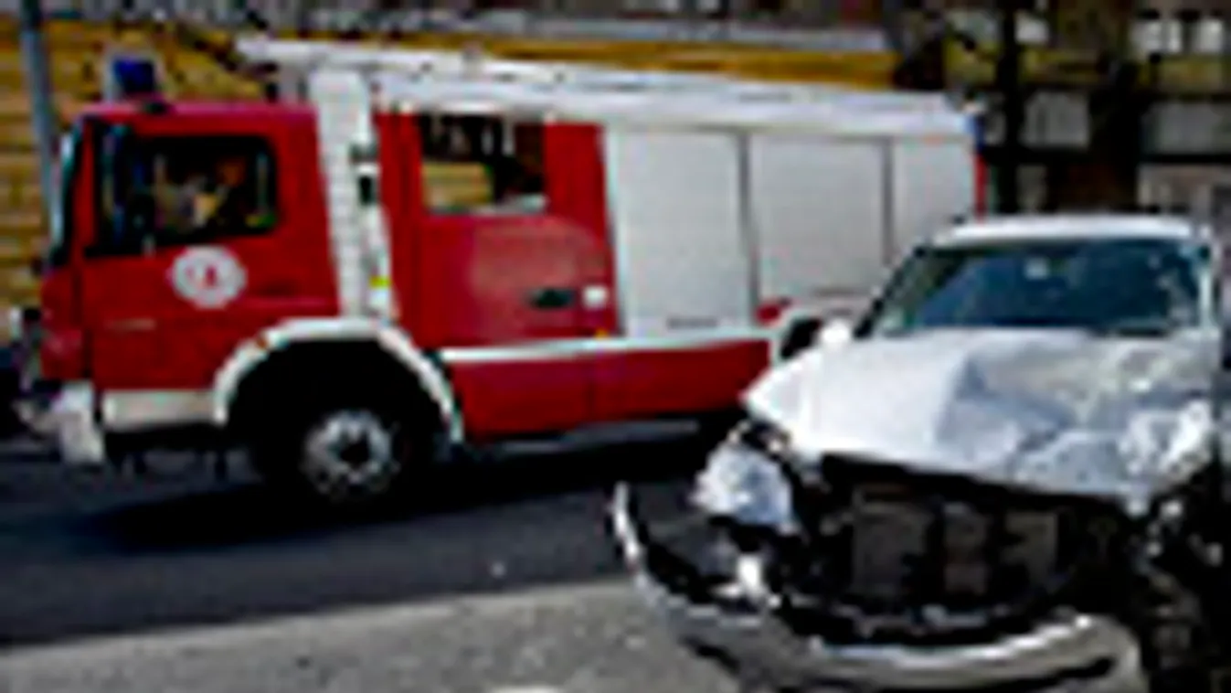 összetört autók egy négyes baleset után Óbudán, ILLUSZTRÁCIÓ a MÁV ÁBE, biztosító egyesület kártalanítási perhez 