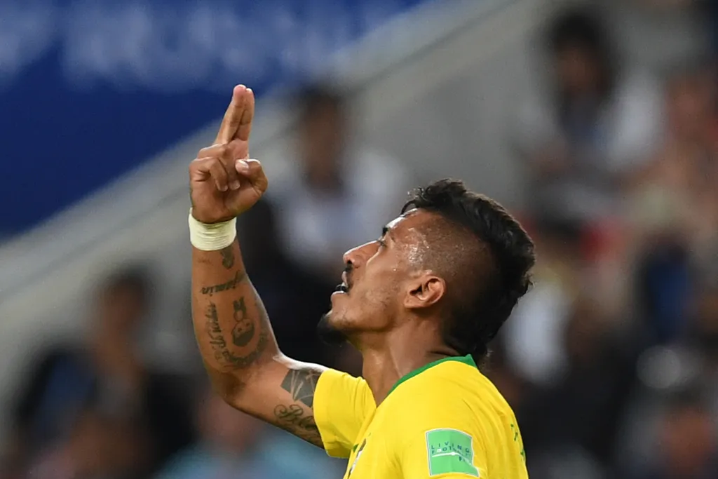 Brazil's midfielder Paulinho celebrates after scoring during the Russia 2018 World Cup Group E football match between Serbia and Brazil at the Spartak Stadium in Moscow on June 27, 2018. / AFP PHOTO / Francisco LEONG / RESTRICTED TO EDITORIAL USE - NO MOB