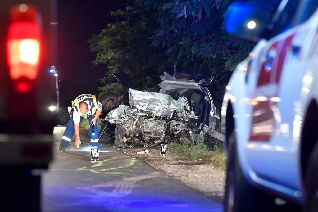 Hajdúnánás, 2020. augusztus 24.
Összeroncsolódott járművek mellett helyszínel egy rendőr a Hajdúnánás és Hajdúdorog közötti úton 2020. augusztus 23-án este. Eddig tisztázatlan körülmények között három autó ütközött össze, a balesetben hárman meghaltak, tö