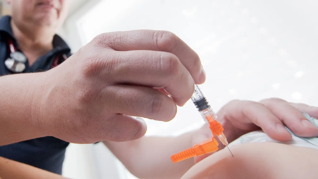 MEDICINE AND HEALTH Measles vaccination Measles vaccine Measles Inoculation VACCINATION Compulsory vaccination Mumps Reddening Mumpsimpfung Rubella vaccination Priorix Syringe 28 August 2019, Lower Saxony, Hanover: A pediatrician vaccinates a one-year-old