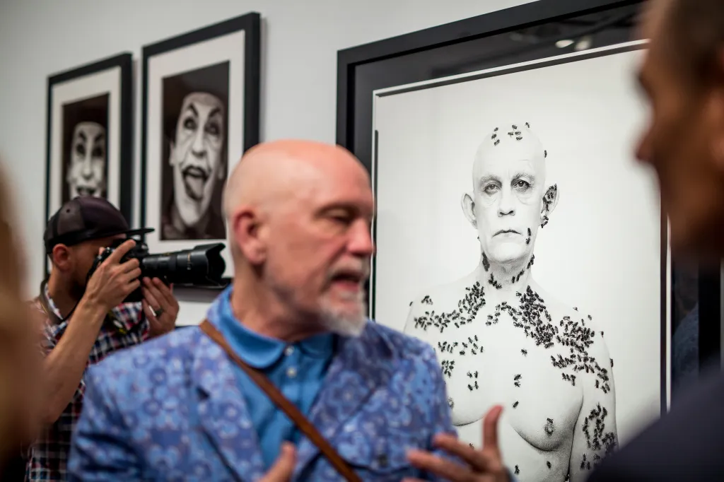 John Malkovich exkluzív tárlatvezetés, Sandro Miller fotókiállítás 