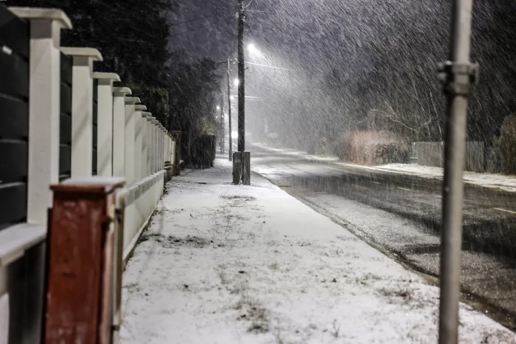 Hó, havazás, időjárás, hajnal, Balatonakarattya 
