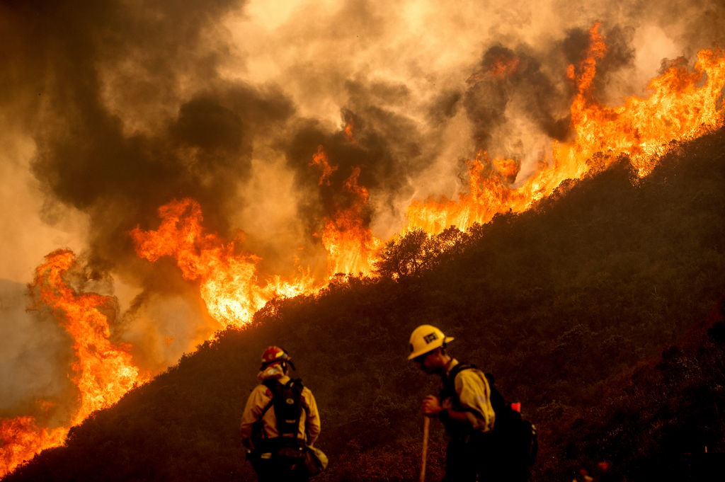 Salinas, 2020. augusztus 18.
Tűzoltók a kaliforniai Salinas környékén pusztító erdőtűz helyszínén 2020. augusztus 17-én.
MTI/AP/Noah Berger 