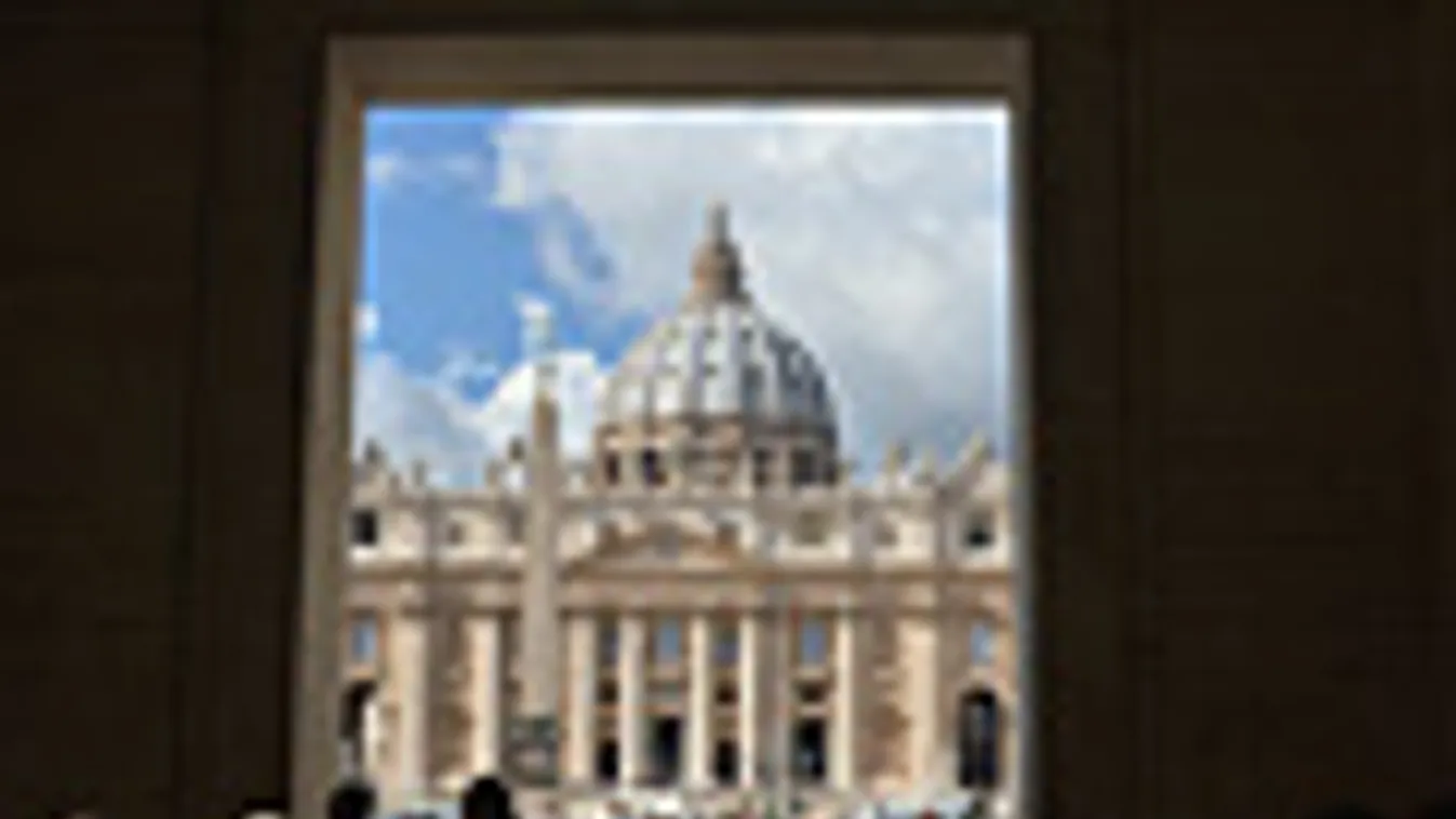 vatikáni turizmus, turisták a Szent Péter bazilika előtt