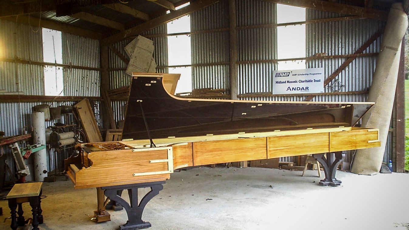 Adrian Mann 15 évesen kezdte el építeni az 5,7 méteres zongorát 