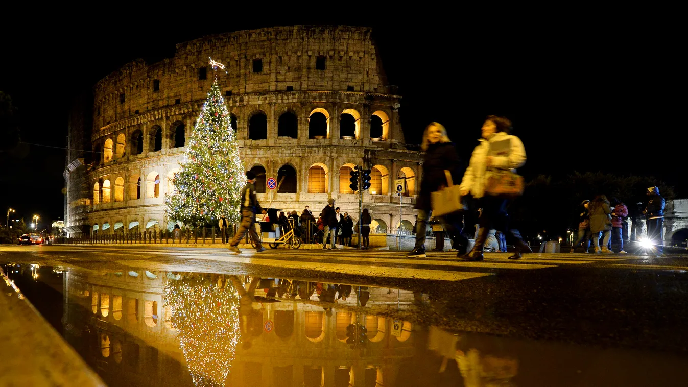 Karácsonyi dízskivilágítás a római Colosseumnál 