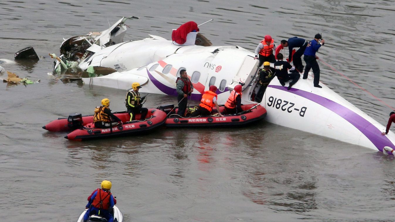 Tajpej, 2015. február 4.
Folyóba zuhant utasszállító repülőgépnél dolgoznak mentők Tajpejben 2015. február 4-én. Kilencen meghaltak, amikor röviddel a felszállás után a TransAsia légitársaság ATR-72-es gépe 58 emberrel a fedélzetén egy híd korlátjának ütk