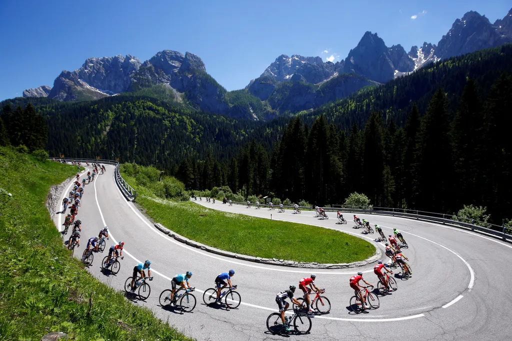cycling TOPSHOTS Horizontal ILLUSTRATION GENERAL VIEW MOUNTAIN LANDSCAPE MOUNTAIN STAGE PACK TOUR OF ITALY 