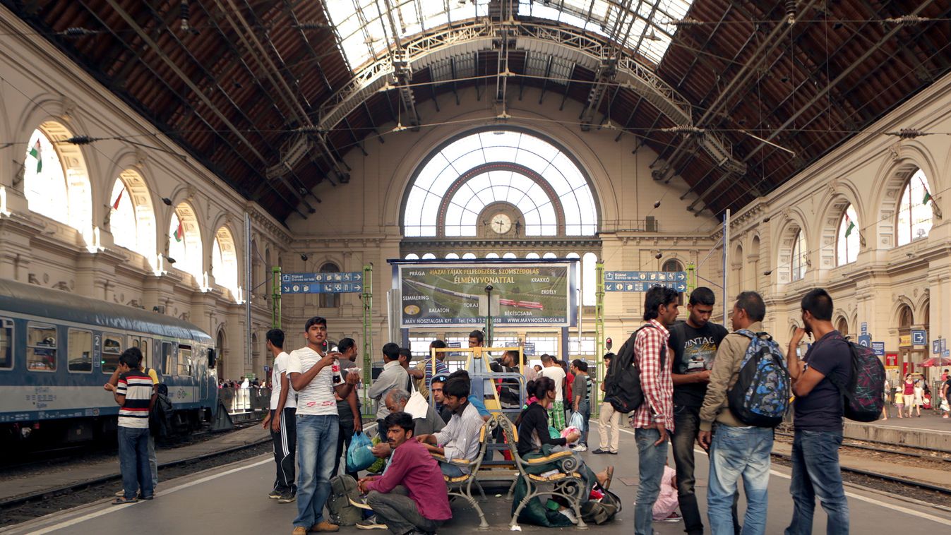 Menekültek a Keleti pályaudvaron, sokan megvásárolt vontajegyekkel Berlin felé. Magyarország hivatalosan nem engedi őket tovább arra a nemzetközi egyezményre hivatkozva, ami tiltja a schengeni határokon belüli szabad mozgást érvényes vízum hiányában Menek