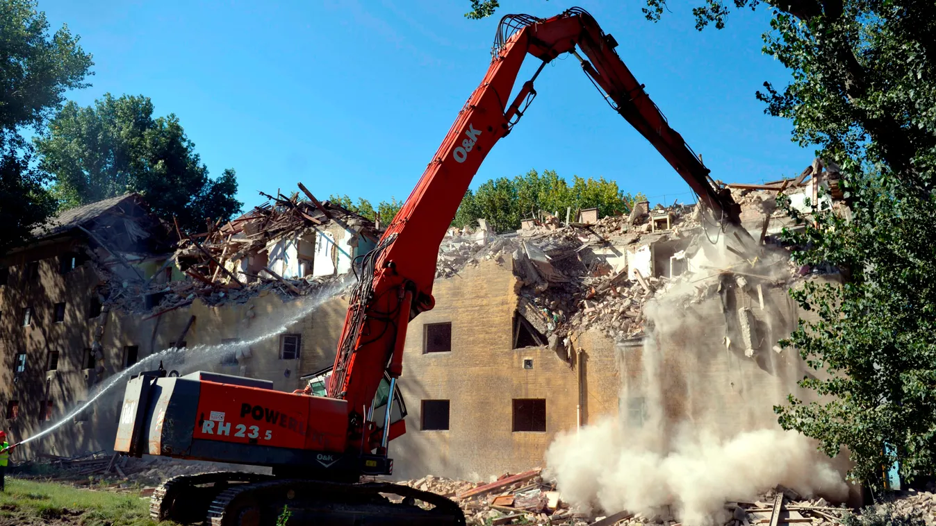 Önkormányzat 2014 - Megkezdődött a Dzsumbuj utolsó ikerépületének bontása 