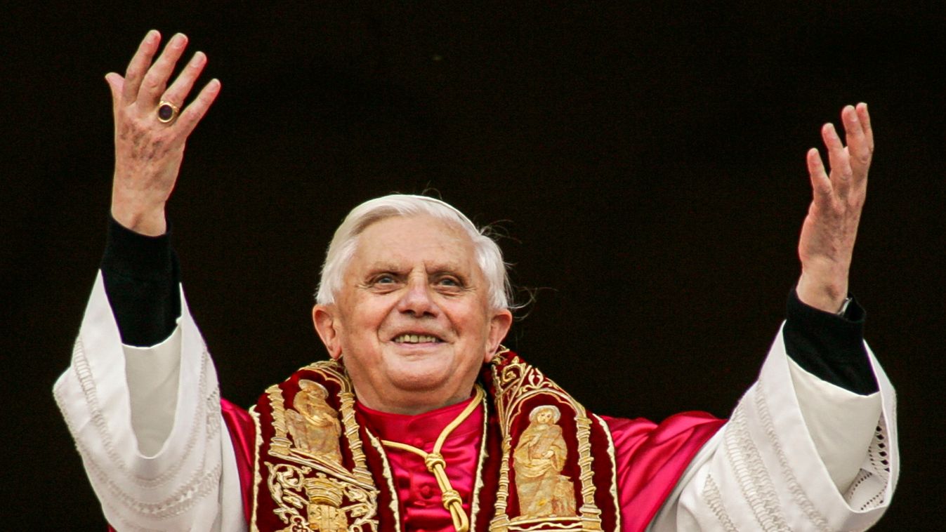 XVI. BENEDEK Róma, 2022. december 31.
2005. április 19-én készített kép XVI. Benedek pápáról, amint a Szent Péter téren összesereglett híveket üdvözli a vatikáni Szent Péter-bazilika erkélyéről. XVI. Benedek nyugalmazott pápa, aki 2005 és 2013 között volt