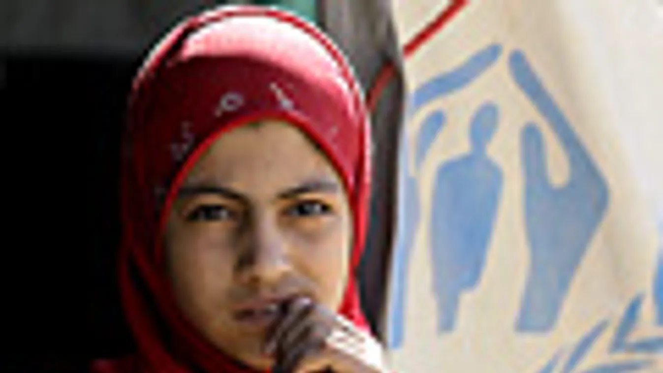 Szíria, menekült lány a Bashabsha menekülttáborban a jordániai Ramtha városban közel a szíriai határhoz