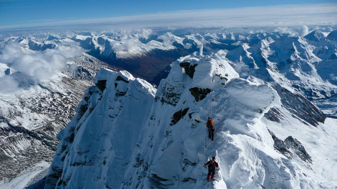FOTÓ ÁLTALÁNOS hegycsúcs speciális mentők TÁJ Grossglockner-csúcs, 2010. november 3.
Eltűnt hegymászók után kutató hegyimentők a Grossglockner hegycsúcshoz érkeznek a tiroli Alpokban 2010. november 3-án. Ezen a napon holtan találtak rá két lengyel hegymás