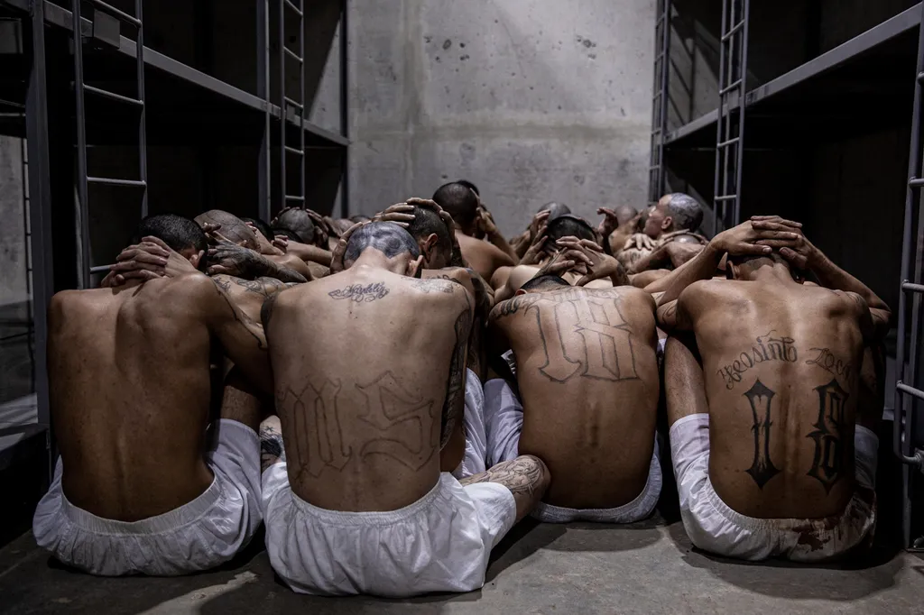 El Salvador, börtön, Terrorism Confinement Center, TECOC, Tecoluca település, új börtön, bandatagok, érkezése, 2023. 03. 15. 