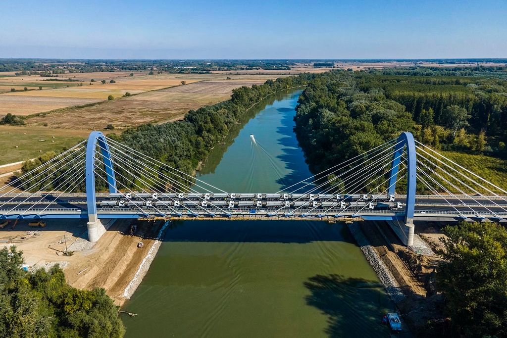 Mindkét próbaterhelés sikeres volt a páratlan szerkezetű új Tisza-hídon, Tisza-híd, 2021 