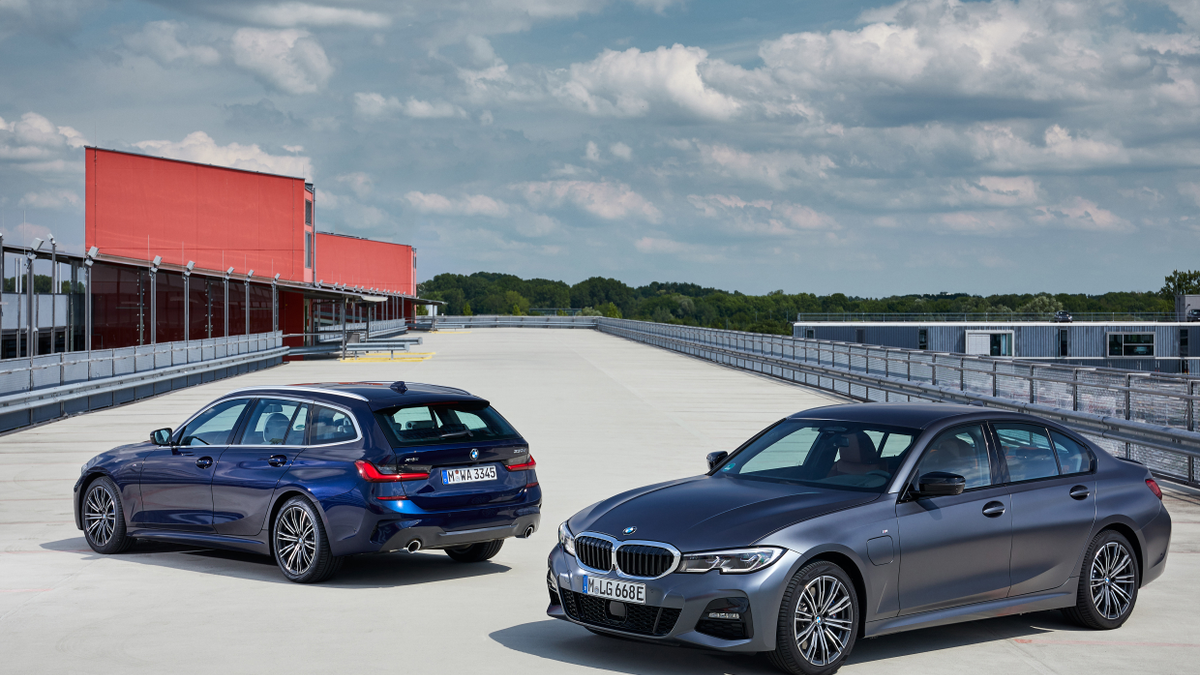 Lenyomja az új hibrid a csúcsdízelt? - BMW 330e és 330d Touring ...