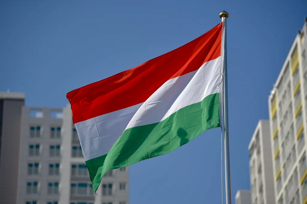 A magyar zászló a phjongcshangi téli olimpián a kangnungi olimpiai faluban 