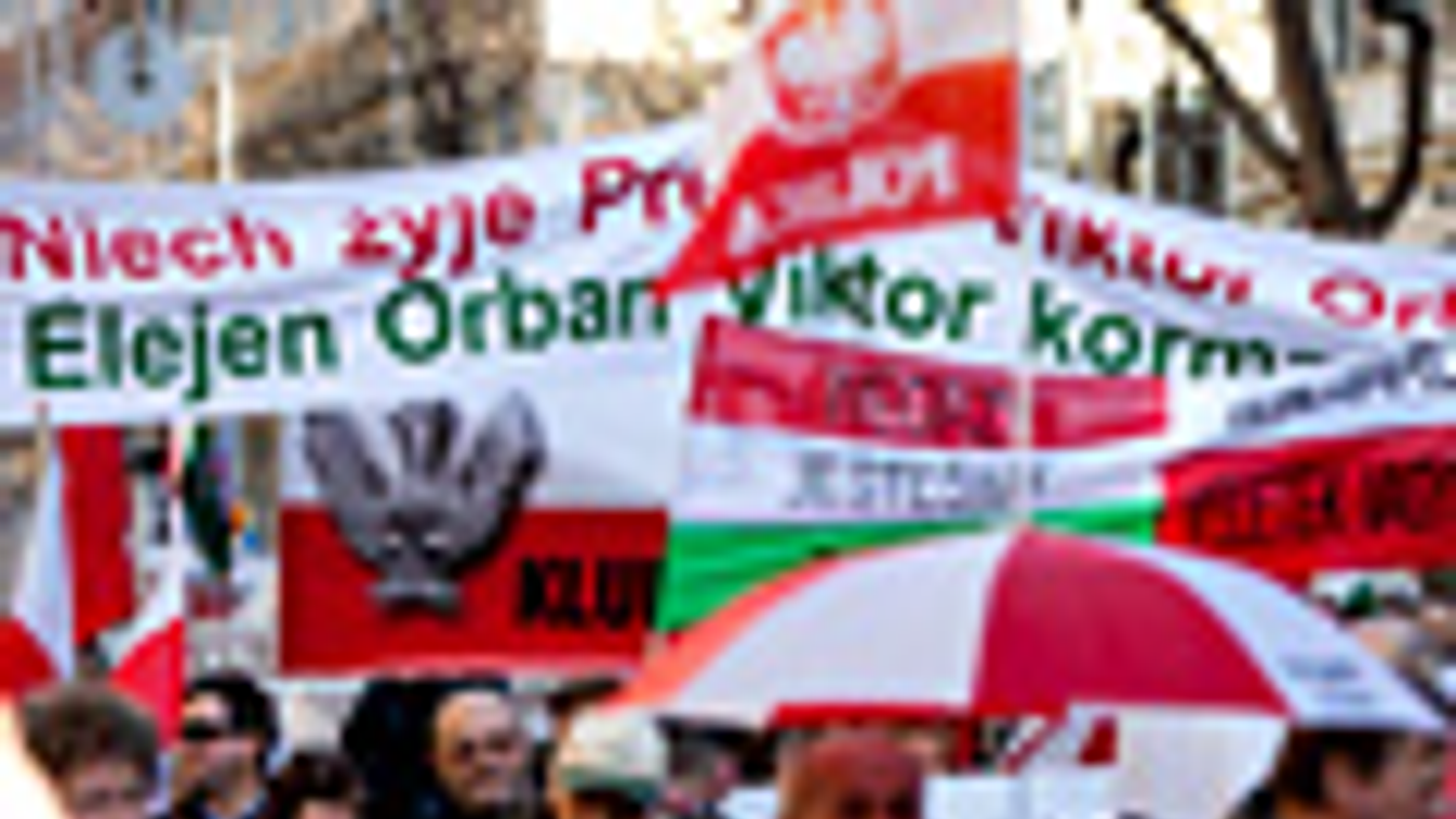 Orbán Viktor külföldi barátai, pro-orbán tüntetés, március 15., lengyel felvomulók a Kossuth téren
