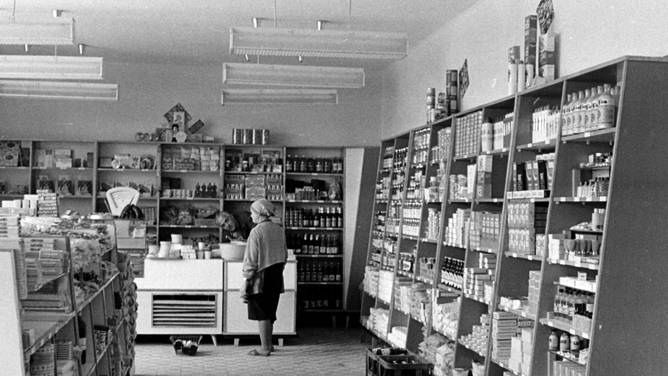 Magyarország,
Nagykőrös
Tormás városrész, ÁFÉSZ vegyesbolt.
ÉV
1970 önkiszolgáló, mérleg, üzletbelső, vegyesbolt 