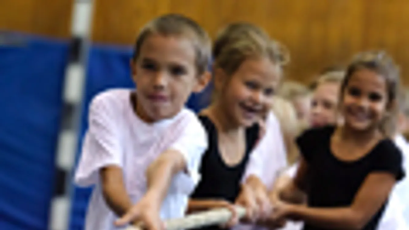 iskola, iskolák államosítása, Első osztályos tanulók kötelet húznak testnevelésórájukon a Salgótarjáni Központi Általános Iskola és Diákotthon Gagarin tagiskolájában