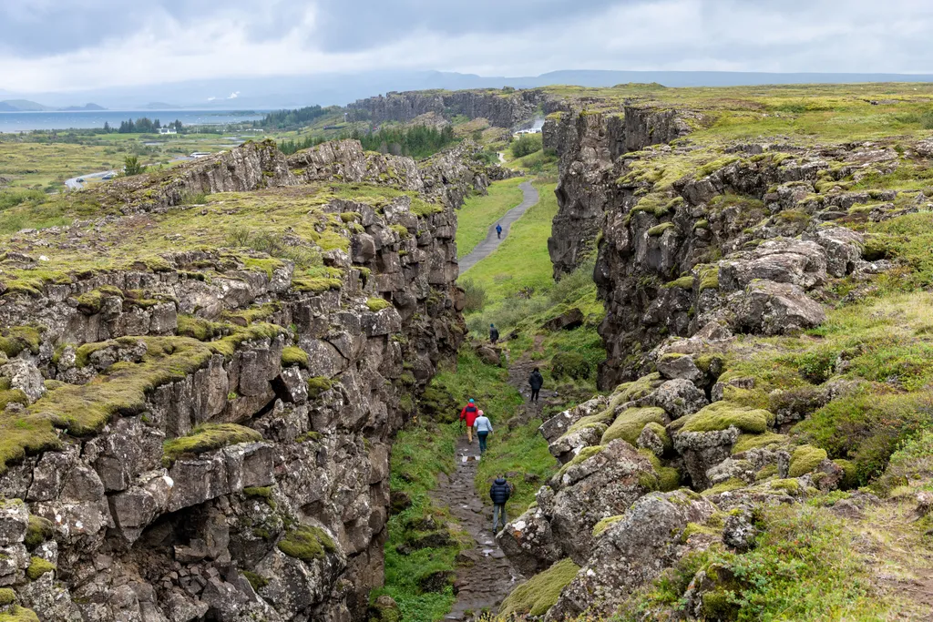 pingvellir Nemzeti Park, Izland,  2004-óta a Világörökség része, 1930-ban alapították, izlandi nép számára legfontosabb történelmi emlékhelye, tektonikailag ez a Föld egyik legérdekesebb része 