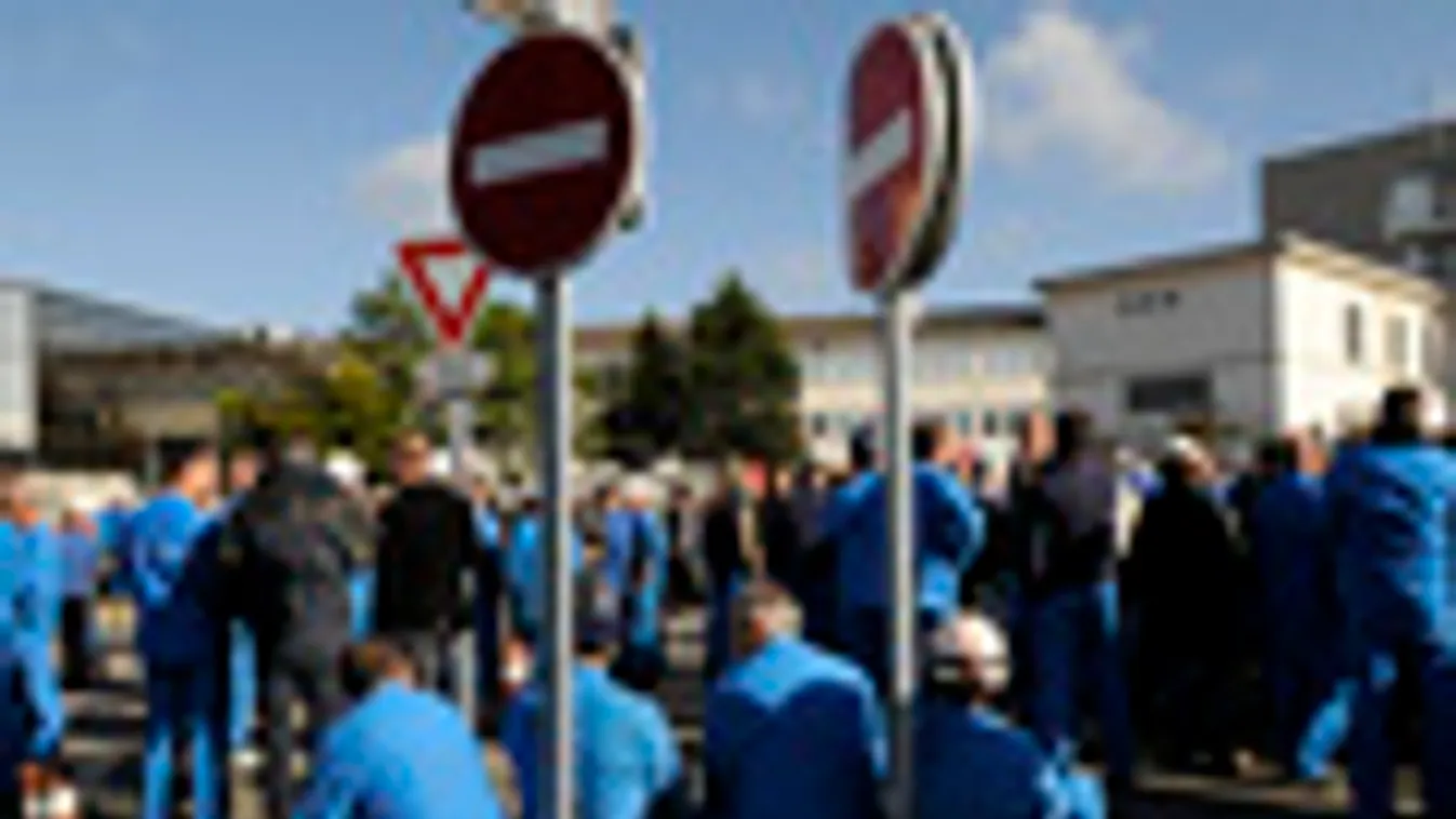 Franciaország, munkanélküliség, hajógyári munkások sztrájkja St Nazaireben