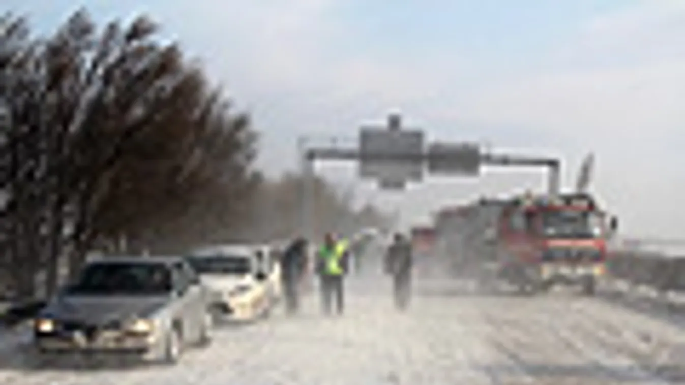 Tűzoltók dolgoznak a hófúvásban az M7-es autópálya székesfehérvári szakaszán, ahol több autó szenvedett balesetet 2012.02.16-án