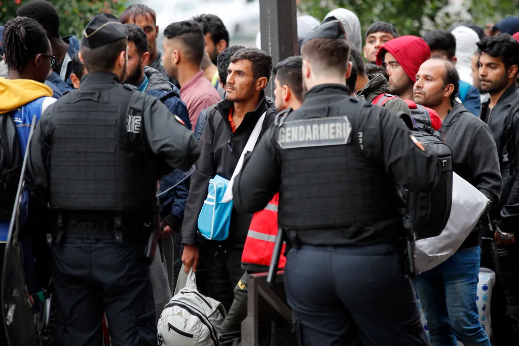 illegális bevándorlás, Párizs, Franciaország, sátortábor 