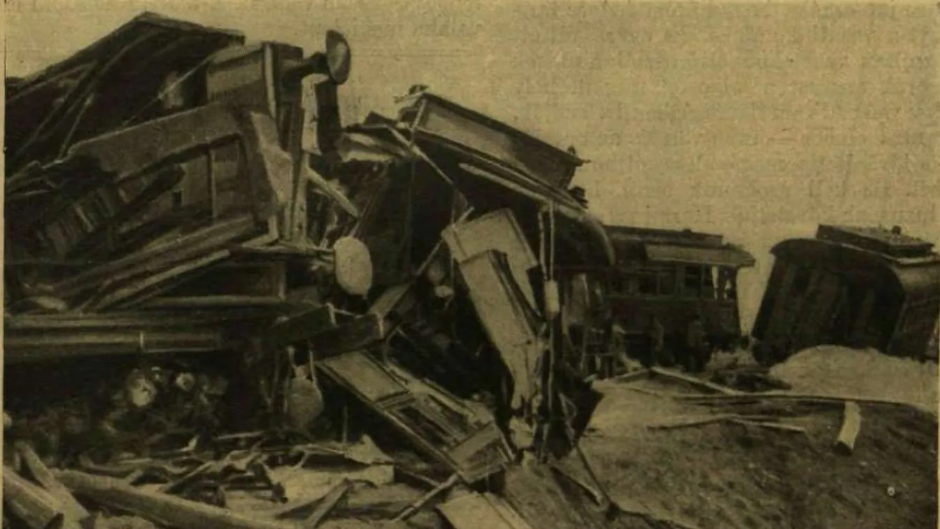 Összetört vasúti kocsik a dorozsmai vasúti baleset helyszínén 