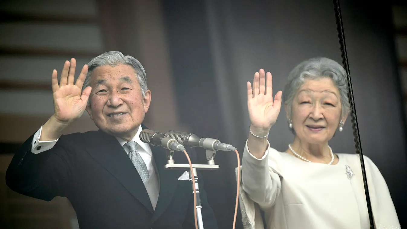 AKIHITO Tokió, 2015. január 2.
Akihito japán császár és felesége, Micsiko császárné köszönti az alattvalókat az új év alkalmából a tokiói császári palota golyóálló üveggel védett erkélyéről 2015. január 2-án. (MTI/EPA/Franck Robichon)A nap képei 