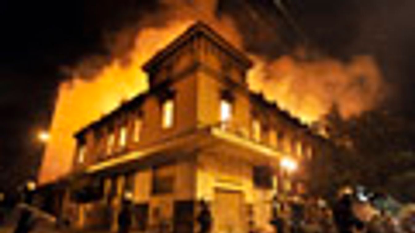 Görögország, AThén, kormányellenes tüntetések utcai összecsapásokká fajultak, miután a görög parlament megszavazta a megszorítócsomagot, molotov koktél, rohamrendőr