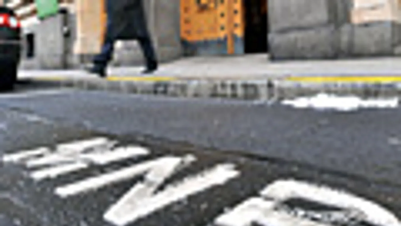 ki lesz simor utódja? simor andrás, illusztráció, MNB feliratú felfestés a Magyar Nemzeti Bank épülete előtt