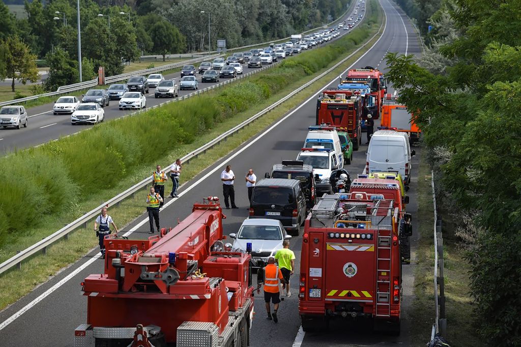 busz, baleset, M7, autópálya, sérült, halott, Felborult egy busz az M7-esen, nyolc ember meghalt, autóbusz az M7-es autópálya Szabadbattyán 