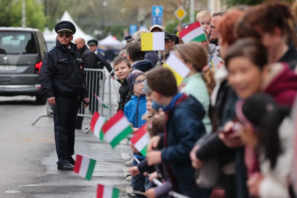 Ferencpápa2023, Ferenc pápa, pápalátogatás, háromnapos apostoli látogatás, Ferenc pápa magyarországi látogatása, Magyarország, péntek, 2023, Árpád-házi Szent Erzsébet-templom, Rózsák tere, 