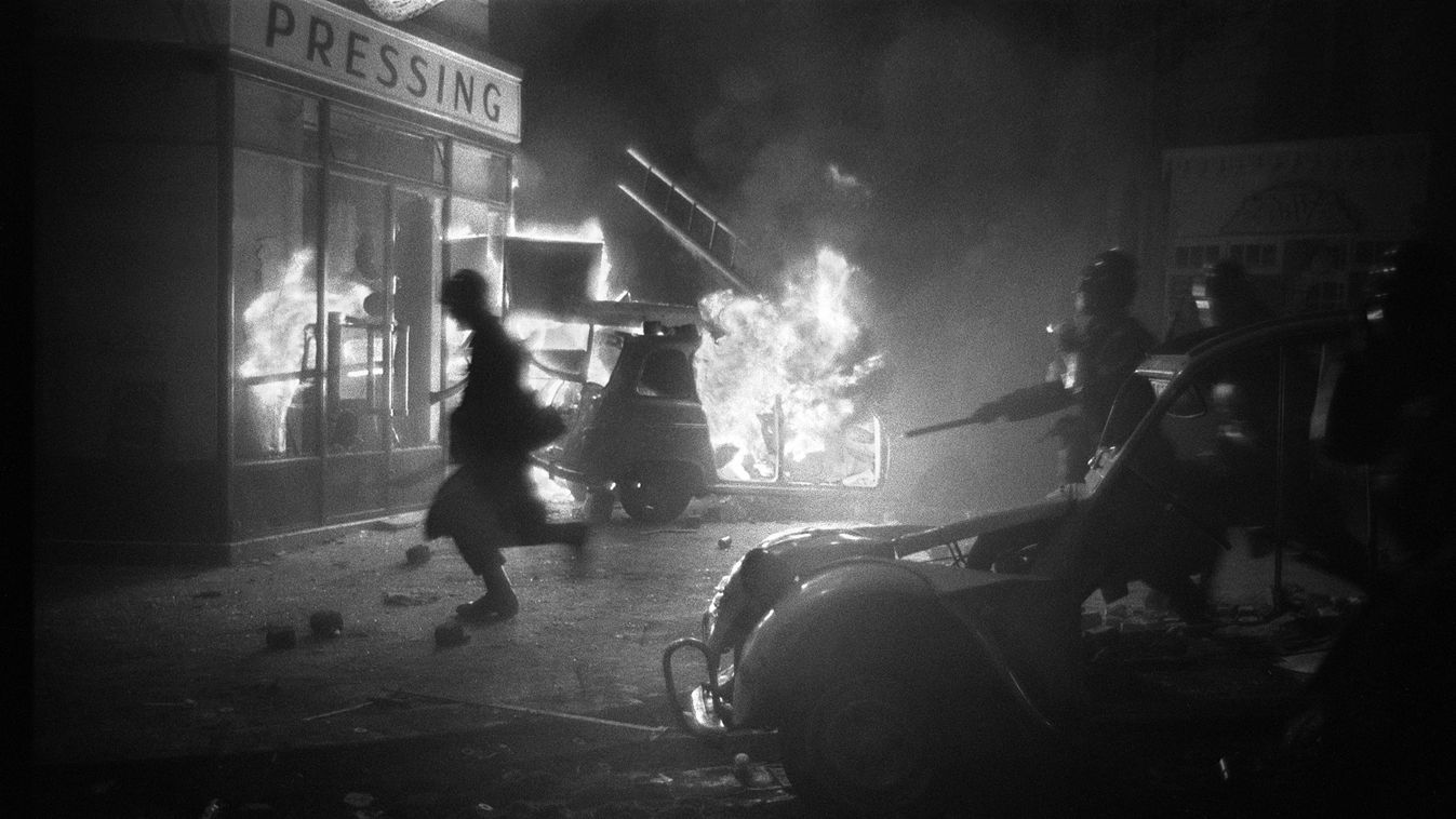 1968 Párizs  RETRO-MAI 1968-EMEUTE Horizontal MAI 1968 EMEUTE VEHICULE EN FEU NUIT LARGEUR VIOLENCE FEU INCENDIE POLICE CRS REPRESSION OUVRAGE PHOTO AFP PHOTO NOIR ET BLANC 