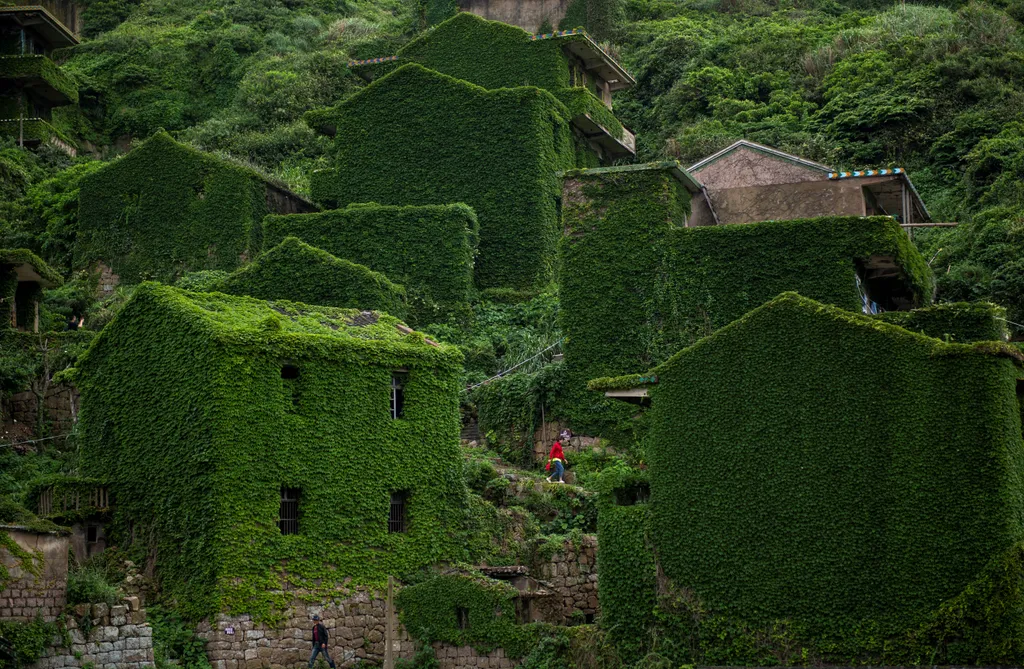 zöld falu lakatlan, Houtouvan, Sengsan, Csöcsiang, Houtouwan on Shengshan island, China's eastern Zhejiang province 