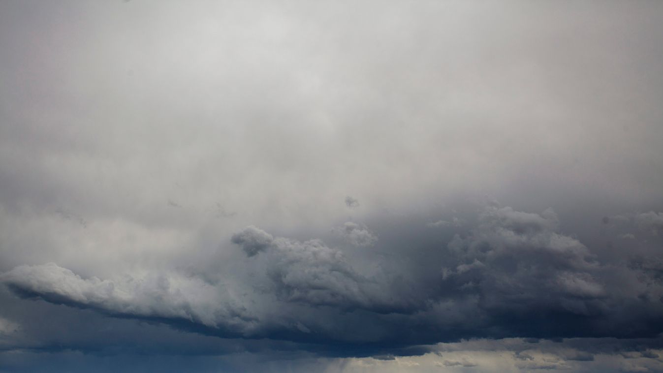 ég felhő felhős FOTÓ FOTÓTÉMA IDŐJÁRÁS TÁJ tájkép Mohács, 2015. április 1.
Viharfelhők Mohács közelében, Baranya megyében 2015. április 1-jén. A mai napon estig több helyen várható zápor, intenzív zápor, néhol zivatar, a magasabb hegyekben pedig hózáporok