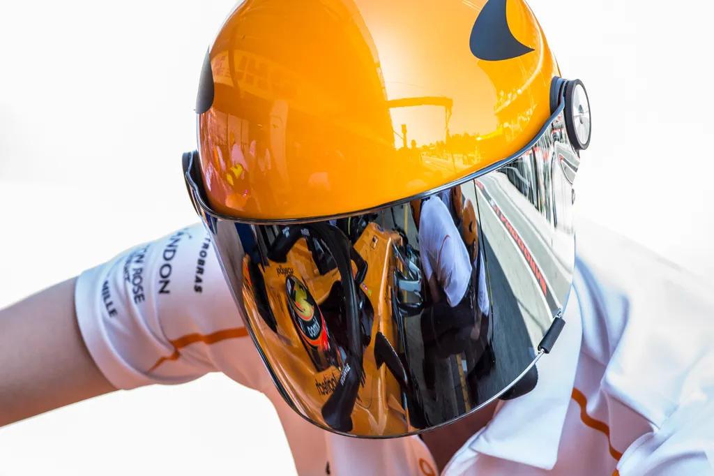 A Forma-1-es Spanyol Nagydíj péntek napja, Fernando Alonso, McLaren Racing szerelő 